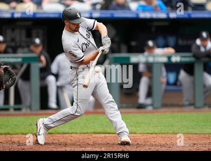 Kansas City, USA, 11. MAI 2023: Chicago White Sox Catcher Seby Zavala (44) nimmt Kontakt mit einem Spielfeld im Kauffman Stadium Kansas City, Missouri auf. Jon Robichaud/CSM. Stockfoto