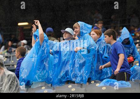 Kansas City, USA, 11. MAI 2023: Kinder genießen den Regen in der Schulnacht im Kauffman Stadium Kansas City, Missouri. Jon Robichaud/CSM. Stockfoto