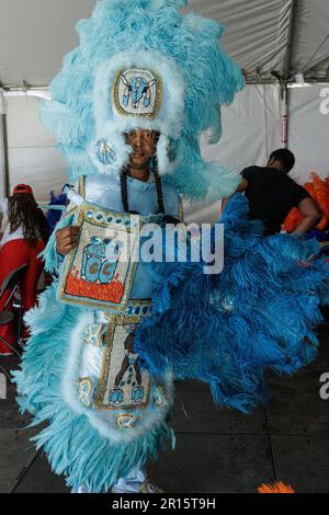 New Orleans, Usa. 28. April 2023. New Orleans Jazz & Heritage Festival Mardi Gras Indian Parade Teilnehmer marschieren auf dem Fair Grounds Race Course (Foto von Penny Collins/NurPhoto) Kredit: NurPhoto SRL/Alamy Live News Stockfoto