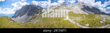 Panorama, Aufstieg zum Hochkoenig, im Hintergrund felsige Berge mit Gipfel Torsaeule, Berchtesgaden Alpen, Salzburger Land, Österreich Stockfoto