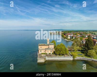 Blick aus der Vogelperspektive auf das Schloss Montfort am Ufer des Bodensees, Bodenseebezirk Baden-Württemberg, Deutschland Stockfoto