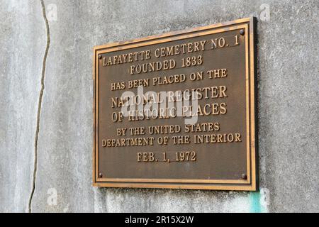 NEW ORLEANS, LA, USA - 18. APRIL 2023: National Register of Historic Places Plaque an der Wand rund um den Lafayette Cemetery Nr. 1 auf der Washington Avenue i. Stockfoto