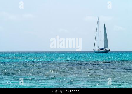 Segeln an der Küste vor Es Trenc Stockfoto