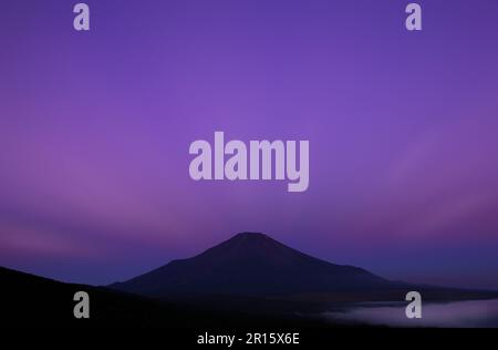 Antireuskuläre Strahlen zwischen den Wolken und Mt. Fuji bei Sonnenaufgang Stockfoto