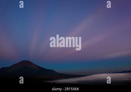 Antireuskuläre Strahlen zwischen den Wolken und Mt. Fuji bei Sonnenaufgang Stockfoto