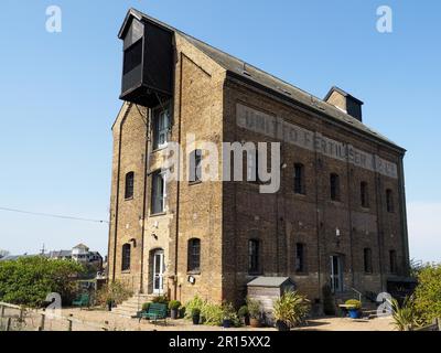 FAVERSHAM, KENT/UK - März 29: Alte United Dünger Gebäude Converte Apartments in Faversham Kent am 29. März 2014 Stockfoto