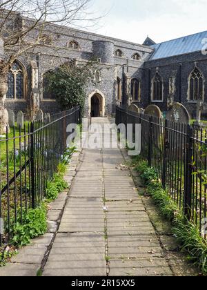 FAVERSHAM, KENT/UK - März 29: Blick auf St. Mary Charity-Kirche in Faversham Kent am 29. März 2014 Stockfoto