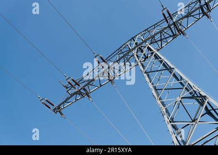 Strommast in Deutschland zur Leitung von Elektrizität über große Entfernungen Stockfoto