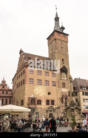 WÜRZBURG, DEUTSCHLAND, APRIL 5: Touristen im Altstädter Rathaus von Würzburg am 5. April 2014. Die historische Stadt ist über 1300 Jahre alt. Foto Stockfoto