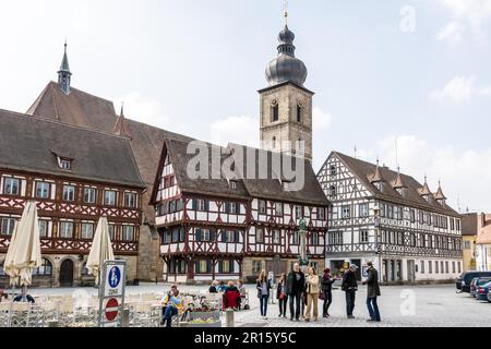 FORCHHEIM, DEUTSCHLAND, 6. APRIL. Touristen in der historischen Stadt Forchheim am 6. April 2014. Die Stadt ist über 1200 Jahre alt. Foto aufgenommen von Stockfoto