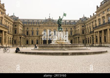 WÜRZBURG, DEUTSCHLAND, APRIL 5: Touristen in der Residenz Würzburg am 5. April 2014. Der Palast des 18. Jahrhunderts gehört zur UNESCO-Welt Stockfoto