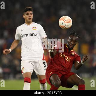 Rom, Italien. 11. Mai 2023. Tammy Abraham (R) von Roma tritt am 11. Mai 2023 im Halbfinale der Europa League zwischen Roma und Bayer Leverkusen in Rom in Italien an. Kredit: Augusto Casasoli/Xinhua/Alamy Live News Stockfoto