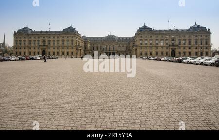 WÜRZBURG, DEUTSCHLAND, APRIL 5: Touristen in der Residenz Würzburg am 5. April 2014. Der Palast des 18. Jahrhunderts gehört zur UNESCO-Welt Stockfoto