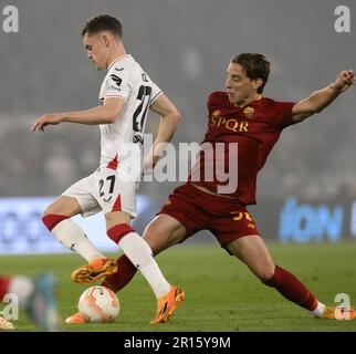 Rom, Italien. 11. Mai 2023. Edoardo Bove (R) von Rom tritt Florian Wirtz von Bayer Leverkusen beim Halbfinale der Europa League am 11. Mai 2023 in Rom an. Kredit: Augusto Casasoli/Xinhua/Alamy Live News Stockfoto