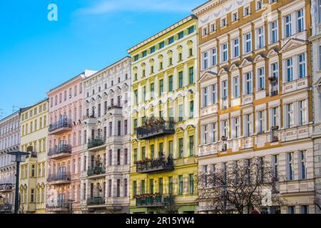 Farbenfroh renovierte alte Gebäude in Prenzlauer Berg in Berlin Stockfoto