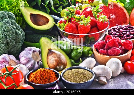 Zusammensetzung mit frischen vegetarischen Lebensmitteln Stockfoto