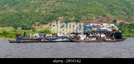 Überladenes Flussschiff auf dem Kongo, DR Kongo Stockfoto