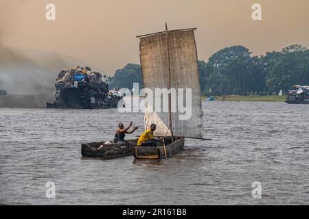 Traditionelles Segelboot auf dem Kongo, DR Kongo Stockfoto