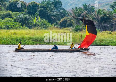 Traditionelles Segelboot auf dem Kongo, Republik Kongo Stockfoto