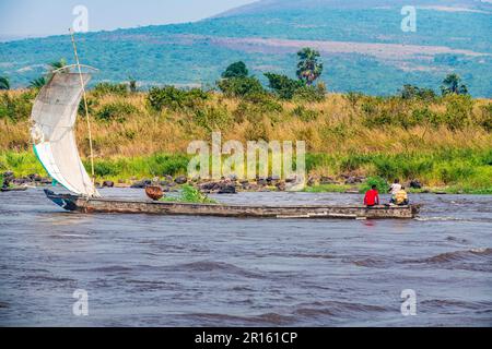 Traditionelles Segelboot auf dem Kongo, Republik Kongo Stockfoto