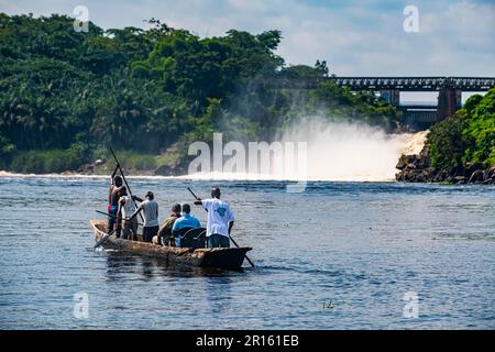 Fischer, die unter den Stromschnellen auf dem Fluss Tshopo, Kisangani, DR Kongo fischen Stockfoto