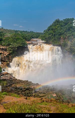 Regenbogen am Wasserfall Zongo am Inkisi, DR Kongo Stockfoto