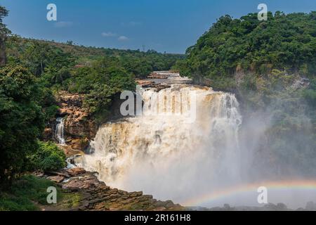 Regenbogen am Wasserfall Zongo am Inkisi, DR Kongo Stockfoto