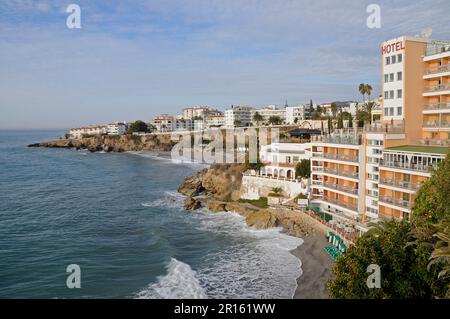 Hotel, Playa El Salon, Strand, Nerja, Provinz Malaga, Costa del Sol, Andalusien, Spanien Stockfoto
