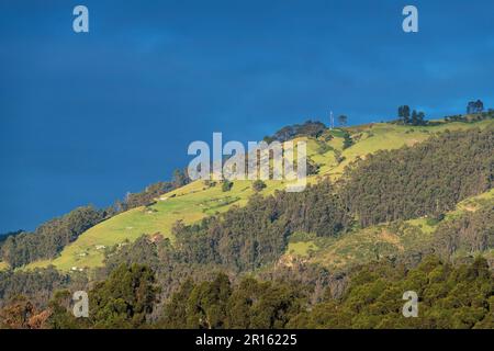 Fruchtbare vulkanische Hänge des Vulkans Pichincha bei Sonnenaufgang, Quito, Provinz Pichincha, Ecuador. Stockfoto