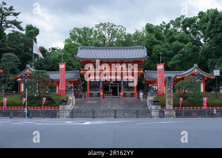 Tor zum Westturm des Yasaka-Schreins Stockfoto