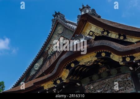 Blauer Himmel von Kyoto Nijo Schloss Ninomaru überdachte Auffahrt Stockfoto