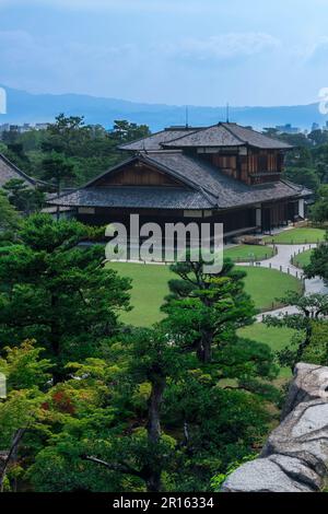 Kyoto Nijo Schloss Nishinomaru Garten mit üppigem Grün Stockfoto