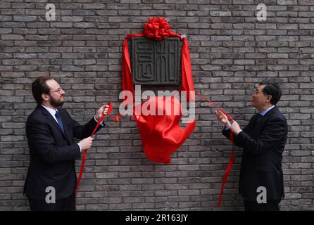 Paris, Frankreich. 11. Mai 2023. Der chinesische Staatsrat und Außenminister Qin Gang (R) eröffnet am 11. Mai 2023 das Maison de la Chine (Haus Chinas) des Internationalen Universitätscampus in Paris, Frankreich. Kredit: Gao Jing/Xinhua/Alamy Live News Stockfoto