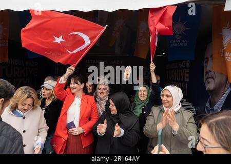 Istanbul, Türkei. 11. Mai 2023. Anhänger des türkischen Präsidenten Recep Tayyip Erdogan winken vor den Wahlen türkische Flaggen. Präsident Recep Tayyip Erdogan wird sich seinem größten Wahlkampf stellen müssen, während das Land bei den Parlamentswahlen in diesem Land zur Wahl geht. Kredit: SOPA Images Limited/Alamy Live News Stockfoto