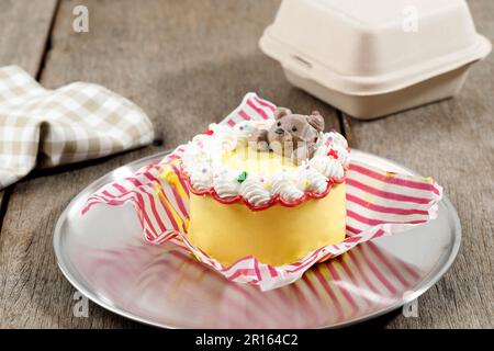 Gelbe Bento Lunchbox Koreanischer Buttercreme-Kuchen mit Bärendekoration für Geburtstagsparty Stockfoto