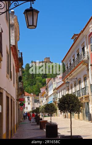 Rua Serpa Pinto, Serpa Pinto Straße und Tempelschloss Christus im Hintergrund, Tomar, Santarem Viertel, Ribatejo, Portugal Stockfoto