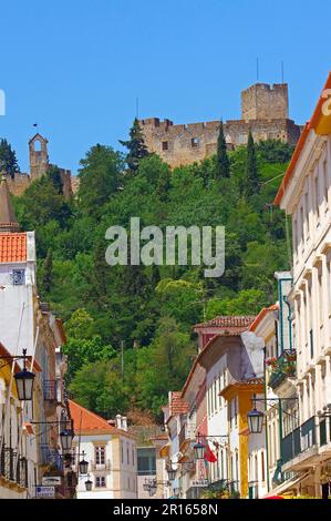 Rua Serpa Pinto, Serpa Pinto Straße und Tempelschloss Christus im Hintergrund, Tomar, Santarem Viertel, Ribatejo, Portugal Stockfoto