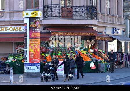 Gemüsehändler, Mehringdamm, Kreuzberg, Berlin, Deutschland Stockfoto