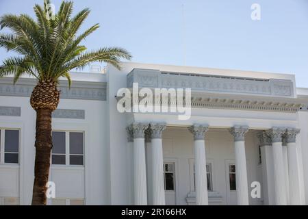 Das historische 1924 erbaute Imperial County Courthouse im Beaux-Arts-Stil in El Centro, Kalifornien, USA, ist tagsüber zu sehen. Stockfoto