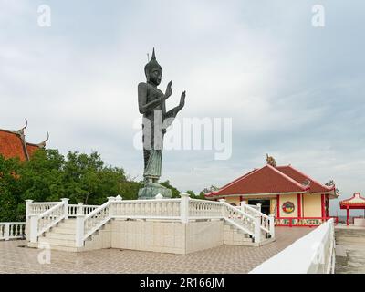 Bild eines stehenden Buddha und Tempel im chinesischen Stil in Wat Khun Samut Chin, Samut Prakan Provinz Thailand. Wat Khun Samut Chin ist jetzt ein Tempel Stockfoto