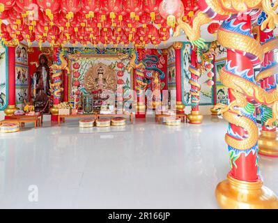 Bodhisattva Avalokiteshvara, Guanyin auf Chinesisch, Bild eines buddhistischen Tempels im chinesischen Stil in Wat Khun Samut Chin, Samut Prakan Province of Thailand. Bsb Stockfoto