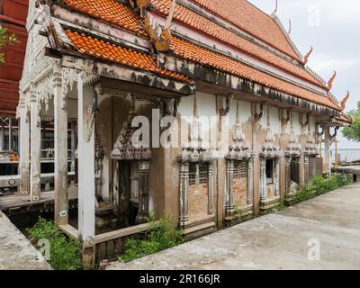 Wat Khun Samut Chin, thailändische Provinz Samut Prakan. Wat Khun Samut Chin ist ein Tempel, der sich jetzt im Golf von Thailand befindet, nachdem die Erosion entfernt wurde Stockfoto