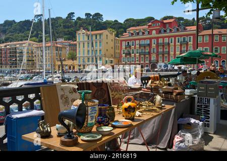 Flohmarkt in Port Lympia, Quartier du Port, Altstadt von Nizza, Cote d'Azur, Alpes-Maritimes, Provence-Alpes-Cote d'Azur, Frankreich Stockfoto