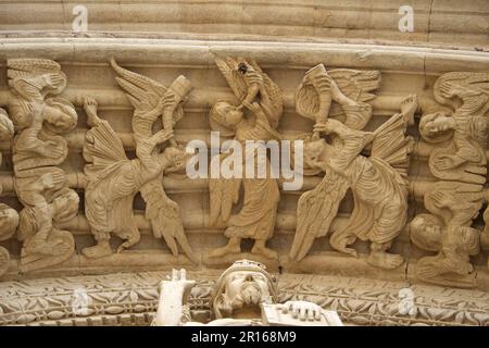 Eingangsportal zur Cathedral St. Trophime in Arles, Provence, Provence-Alpes-Cote d'Azur, Frankreich Stockfoto