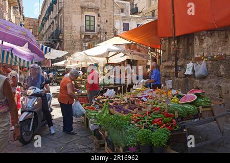 Marktstände in einer Gasse in Palermo, Sizilien, Italien Stockfoto