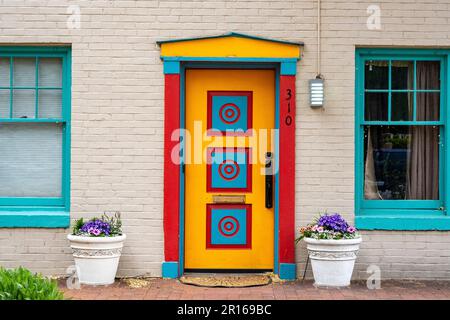 Farbenfrohe Tür in Santa Fe, New Mexico, USA Stockfoto