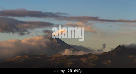 Vulkan Cotopaxi Sonnenaufgang am 10. Mai, Quito, Cotopaxi Nationalpark, Ecuador. Stockfoto