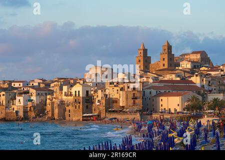 Strand, Altstadt, Kathedrale San Salvatore und Rocca di Cefalu, Cefalu, Sizilien, Italien Stockfoto