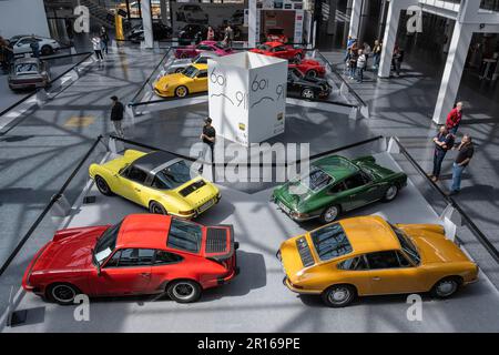 Porsche 911s stand zur Präsentation in einer Ausstellungshalle bereit ...