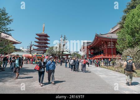 TOKIO, JAPAN - 9. APRIL 2023: Menschen im Senso-ji-Tempel in Asakusa Stockfoto